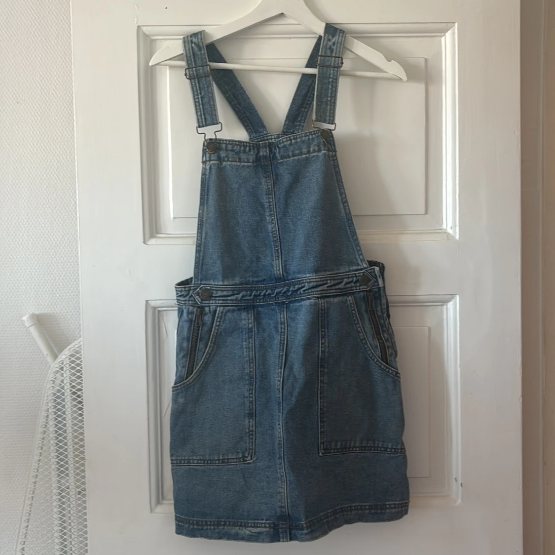 Jeansklänning med hängslen