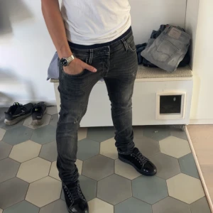 Jack and Jones  - Säljer ett par riktigt feta jeans från Jack and Jones med slitningar. Skriv om du har några frågor eller funderingar!!!