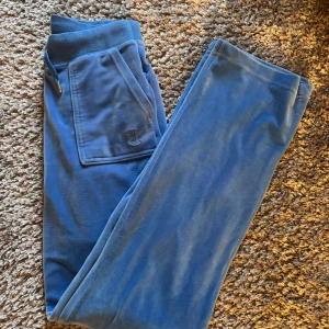 Juicy Couture mjukis - Säljer ett par juicy couture byxor i färgen regatta. Storlek xs. Inte speciellt använda, väldigt bra skick. Nypris är 1299kr, säljer då de ej kommer till användning 🥰