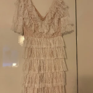 By malina klänning - Super fin vit klänning från by Malina. Bara testad.  Klänningen är i super bra skick och perfekt nu till student och midsommar! Skriv privat om fler frågor eller bilder!💕