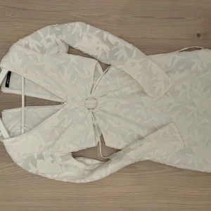 Fin sommarklänning  - Fin sommarklänning från Gina tricot i storlek 32, perfekt för tex skolavslutningen eller andra festliga tillfällen. Skriv gärna vid frågor!❤️