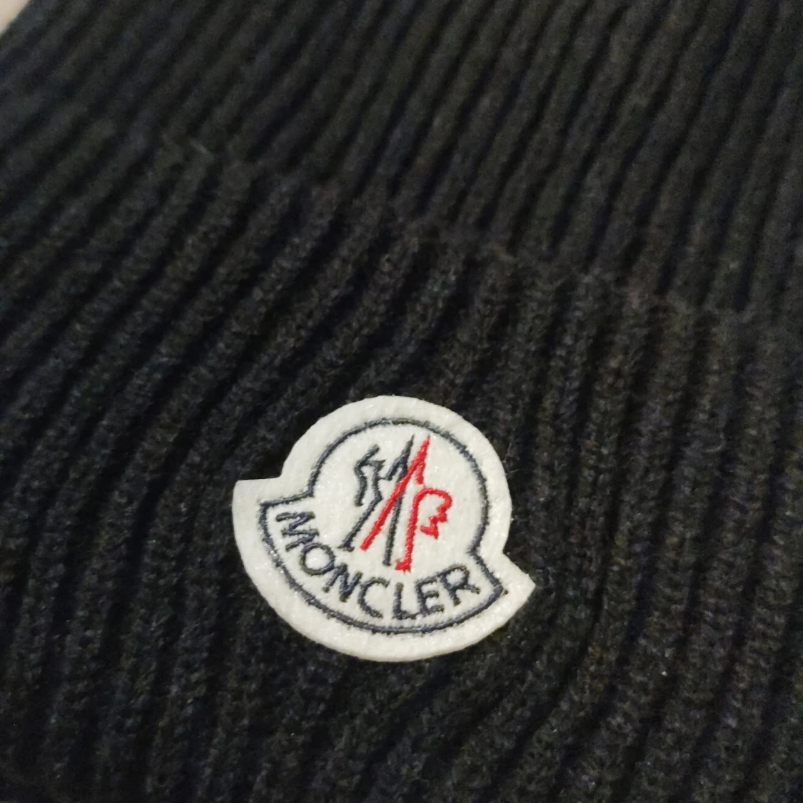 Svart ribbstickad mössa  - 1