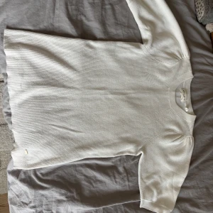 Vit ribbad tröja från Holly & Whyte - Säljer en vit ribbad tröja från Holly & Whyte by Lindex i storlek M. Tröjan har rund halsringning och långa ärmar med lätt puff vid axlarna. 