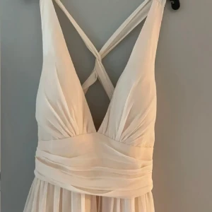 Balklänning  - Ljusrosa balklänning i storlek 36, använd vid ett tillfälle! 💗 (bilderna kommer från den tidigare försäljaren, säljer pga för tajt för mig. Kan skicka fler bilder om så önskas!)