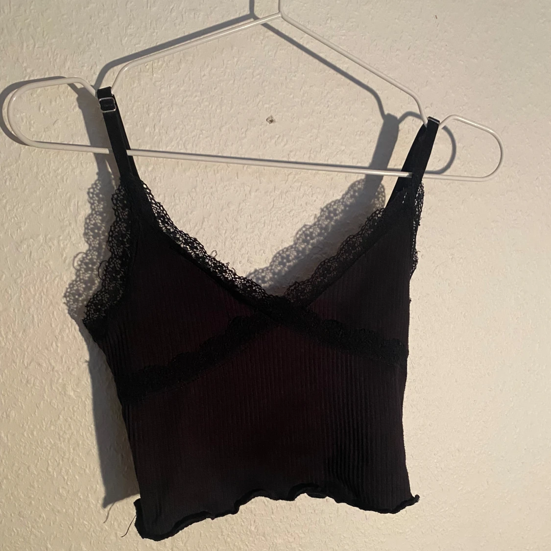 Svart croppad linnetopp med spetsdetaljer