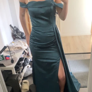 Balklänning  - Säljer min balklänning Jag köpte helt ny från jjshouse så att jag skulle säga att den är som ny, den skiftar blått och grönt men kan bara fylla i en färg. Ny pris är 1600 men kommer sälja för billigare. jag är en och 170 som referens. PRIS GÅR ATT DISKUTERA.