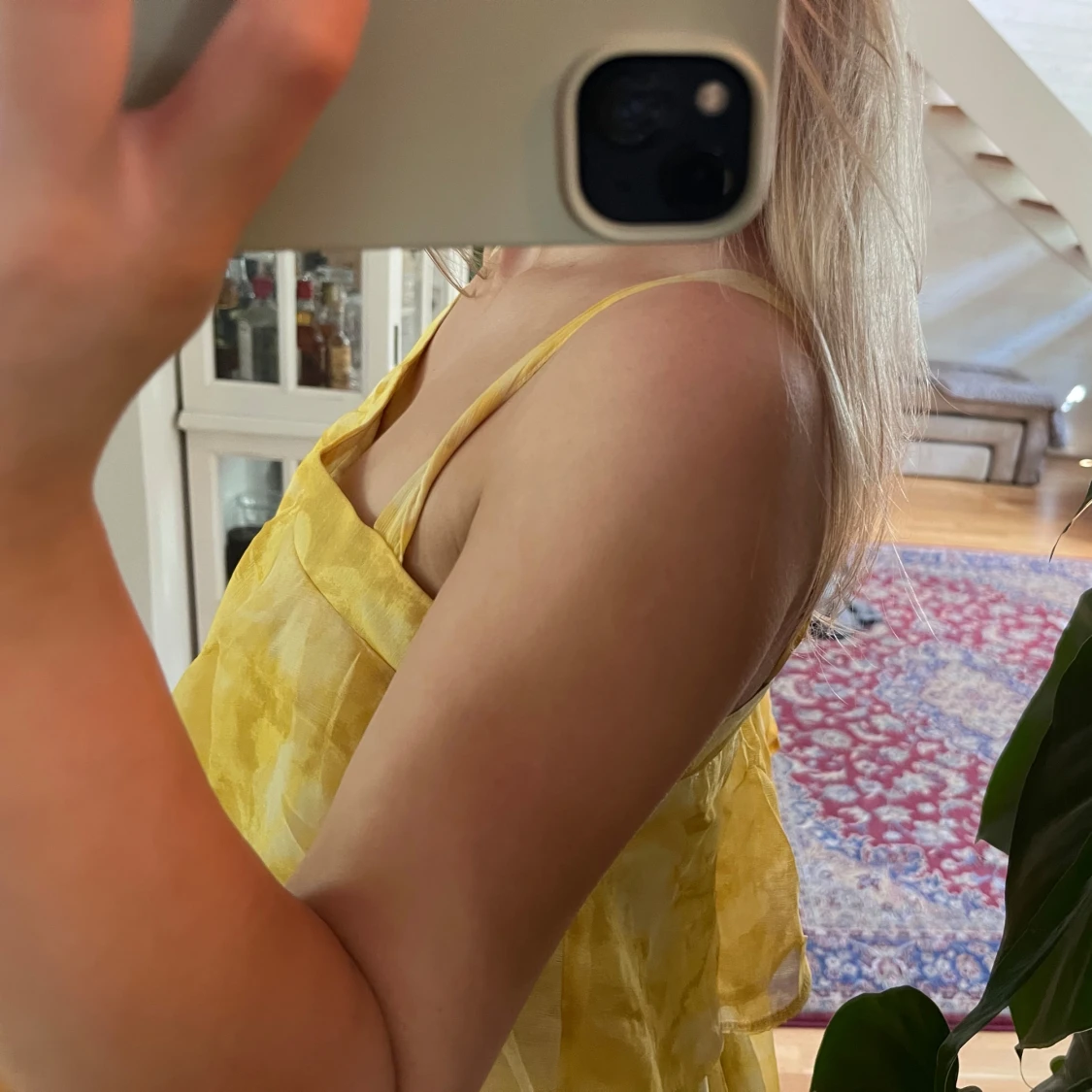 Gul volangklänning med smala axelband