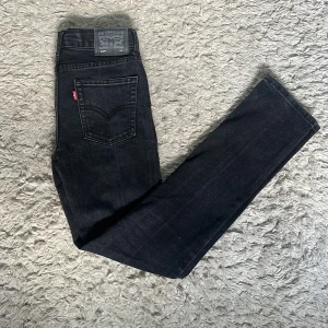 Svarta Levi's 510 skinny jeans - Säljer ett par svarta Levi's 510 skinny jeans med klassisk femficksdesign och Levi's logga på bakfickan. Jeansen har en smal passform och är tillverkade i stretchigt denim för extra komfort. Skriv gärna om ni har frågor. 