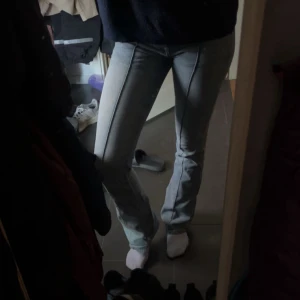 lågmidjade jeans - Jättesnygga lågmidjade jeans från bershka. Jag är 171 och de sitter bra i längden, de går bra att ha även om man är kortare och lite längre. De rä i mycket bra skick förutom att det finns en defekt på de men det har jag sytt och det syns inte från utsidan.