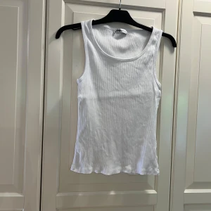 Ribbat linne - Vitt ribbat linne. Använt 1 gång.