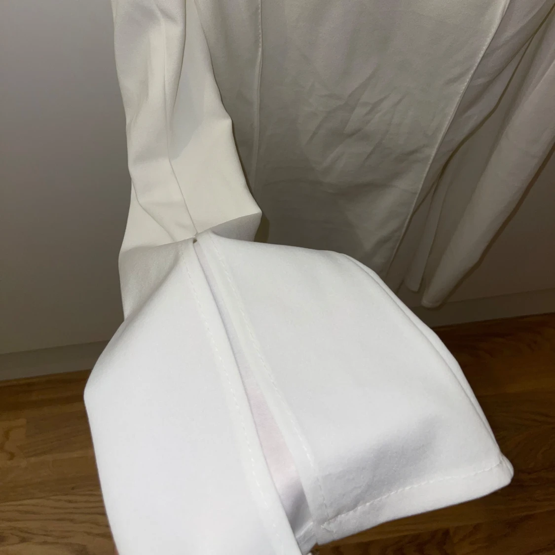 Vit långärmad klänning med axelband - 2