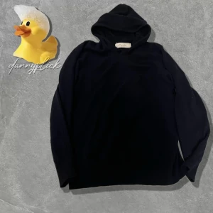 Marinblå kashmir hoodie från Sayless - Säljer denna assköna kashmir hoodien från Sayless. Marinblå. Storlek S. Bra skick. Perfekt för sommaren