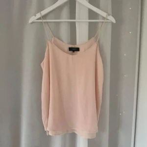 Topp - Så fin topp till sommaren!! Säljs då den inte kommit till användning. 💓