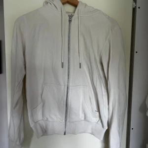 Vit hoodie - Hoodie med dragkedja, ganska kort modell