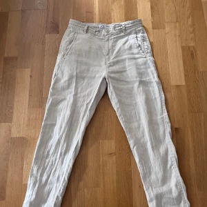 Linnebyxor från ZARA - Säljer ett par linnebyxor från ZARA, skick 9/10 (inget fel) storlek 36, köpt för cirka 400