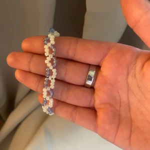  Pärlarmband i blått och vitt - Superfint armband med tvinnad design av små pärlor i blått och vitt. Armbandet är inte elastiskt. Skriv till mig privat om ni vill köpa🩵🤍