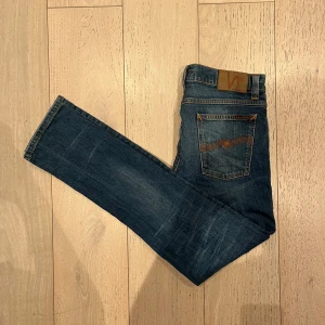 Nudie jeans  - Nudie jeans | Skick: 9/10 | Size - 31/32 | Fraktar via postnord eller instabox på köparens bekostnad | Hör av dig vid minsta fråga eller fundering // RDL