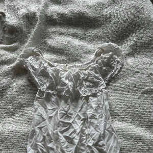 Vit tröja med volang  - Supersöt vit topp från H&M, den är i en gammal model så den finns ej att köpa mer.