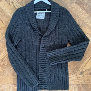 Stickad Cardigan Angelo Litrico - Tjena! Säljer nu denna snygga stickade cardigan från Angelo Litrico. Perfekt nu till sommaren som man kan slänga på sig under kyliga kvällar. Tröjan är i Ullblandning. Den kommer i ett riktigt bra skick, nästan ny! Tröjan är i strl M men passar även S och L beroende på hur du är byggd. Så ifall du har minsta lilla fråga eller fundering så tveka ej på att höra av dig. Priset går alltid att diskutera!🧨🙌🤩💯