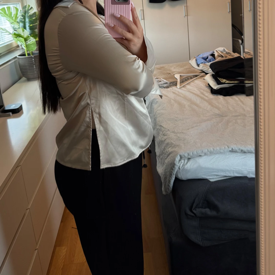 Guldig satinblus med knyt framtill - 3