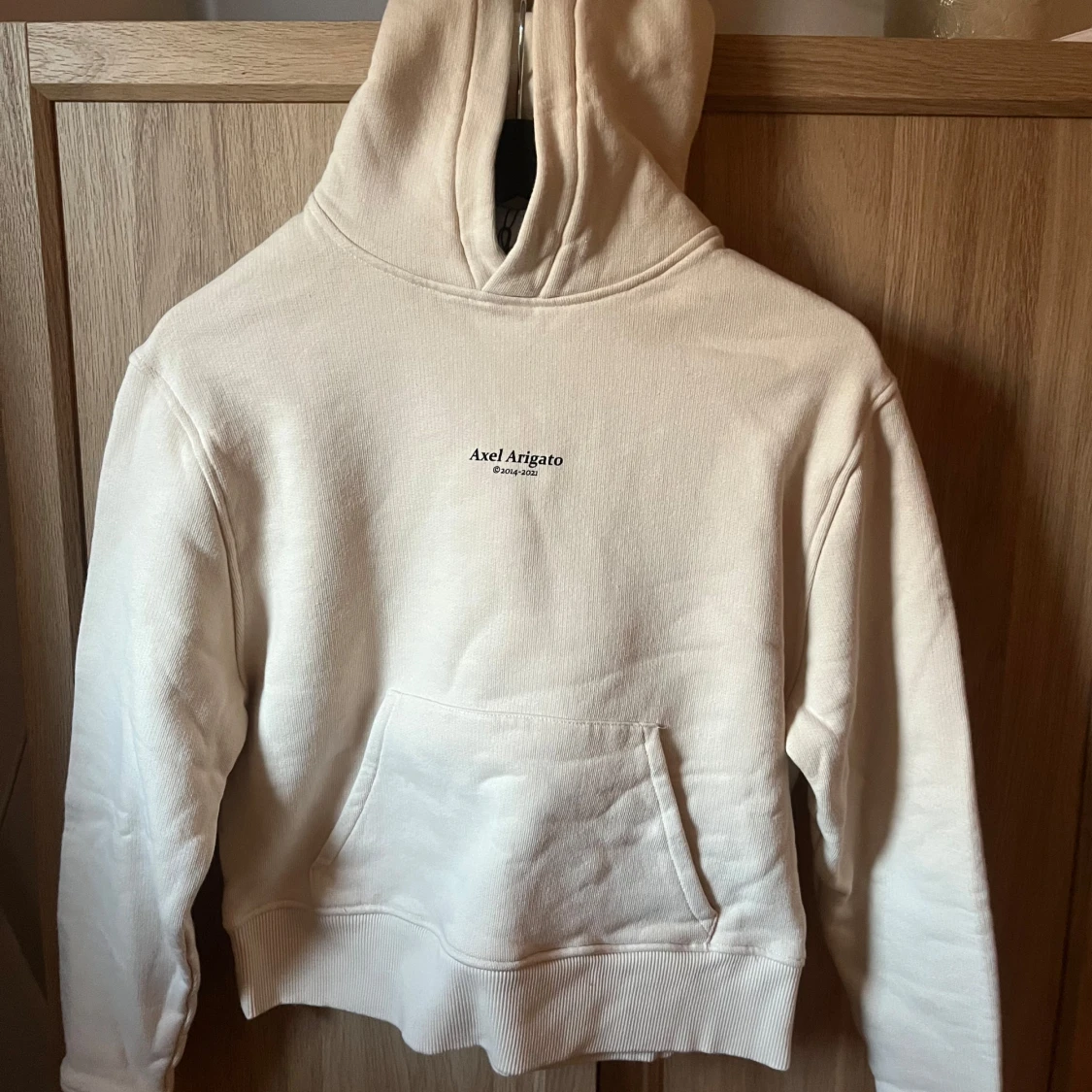 Beige hoodie från Axel Arigato