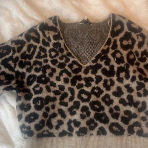 &otherstories leopardtröja - Säljer denna fina mohair leopard tröja ifrån &othertstories!! jag säljer då den inte kommer till användning🐆🐆köpt för 500 och bara använd fåtal gånger så bra skick!! 💕💕vid frågor skriv till mig!!