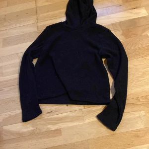 Svart hoodie från Kappahl - En svart hoodie från Kappahl i enkel och stilren design. Tröjan har huva och långa ärmar, perfekt för en chill och avslappnad look. Mjuk och skön, passar till det mesta i garderoben.