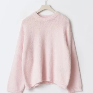 Ljusrosa stickad tröja - Supermysig ljusrosa stickad tröja med rund hals och långa ärmar. Tröjan har en loose passform och är perfekt för att få en chill och söt look. Mjuk och fluffig känsla, passar perfekt till både jeans och kjol. 🥰💋