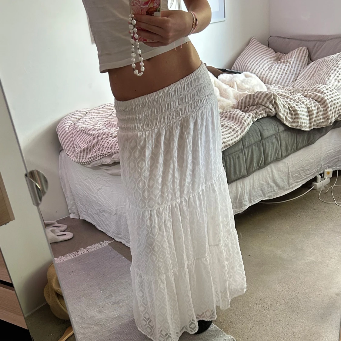 Vit långkjol med mönstrad spets