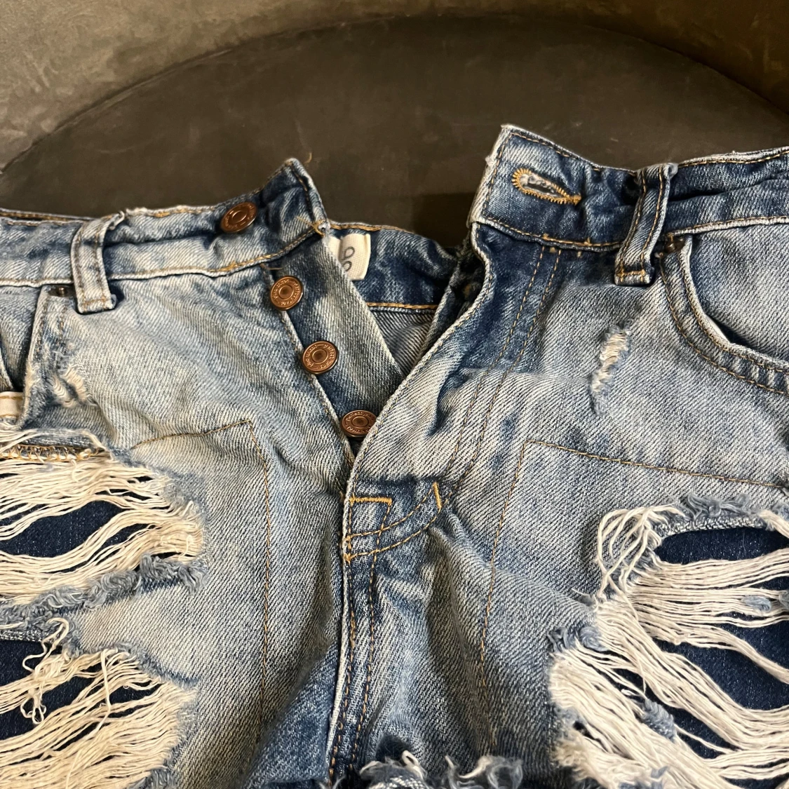 Blå slitna jeansshorts med knappar - 3