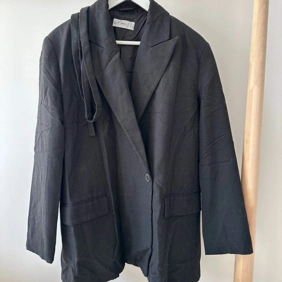 Svart kavaj från MANGO med bälte - 1