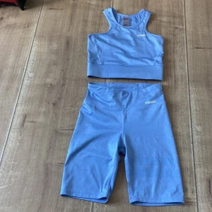 Ljusblått Stronger Set - Säljer nu mitt jättefina ljusblå stronger set då det inte kommer till användning! är som nytt!💗i storlek XS, finns mobilficka bak på byxorna