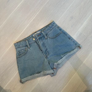 Blåa jeansshorts från ZARA - Snygga blåa jeansshorts från ZARA med hög midja och råa kanter. Perfekt sommar färg!