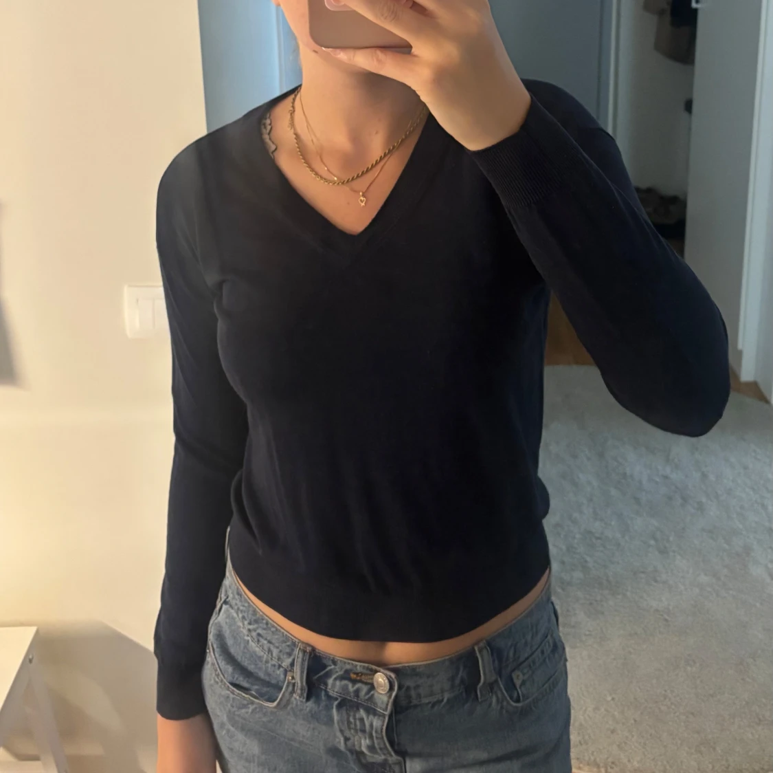 Mörkblå v-ringad tröja från Crocker