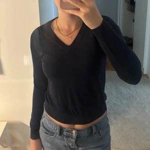 Mörkblå v-ringad tröja från Crocker - Kommer inte till användning längre