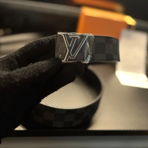 Bälte - Säljer ett helt nytt bälte – aldrig använt, plastskyddet är fortfarande kvar på spännet. Kommer i originalförpackning med:  ✅ Faktura ✅  box & dustbag ✅ Liten metallverktyg för att göra extra hål i bältet                                                Det är bara o skriva till mig om ni är intresserade 😊