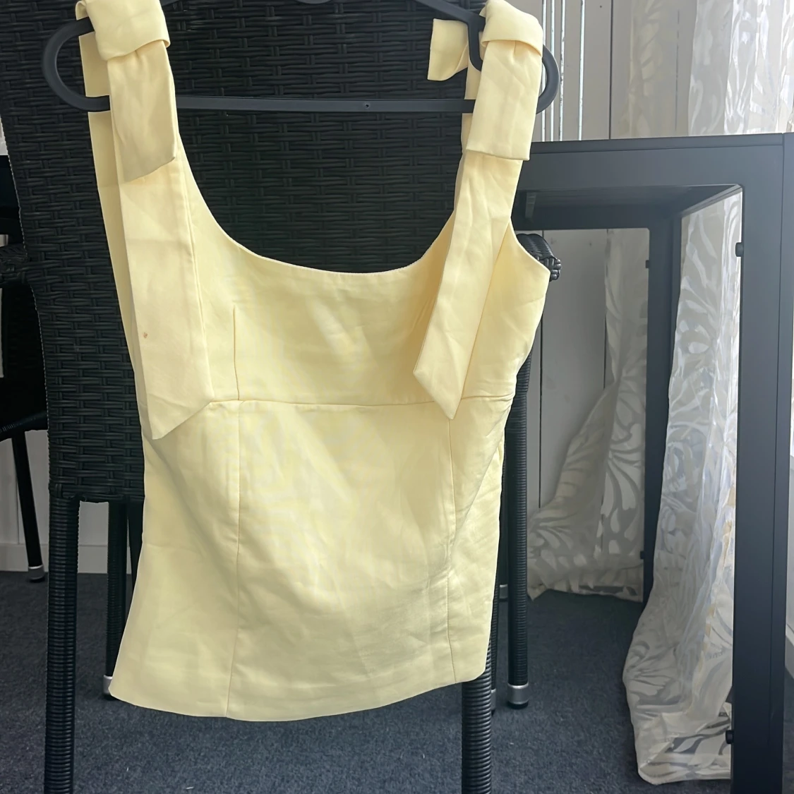 Gult linne med detaljer💕 - 1