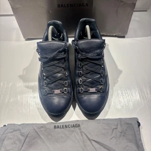 Balenciaga arena  - Hej! Säljer nu mina skor från märket Balenciaga, storlek 40 bra skick, allt på bilden ingår. Tveka inte på att höra av dig om du har frågor eller funderingar kring skorna! 