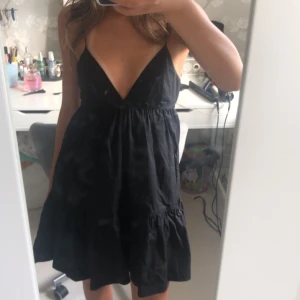Klänning - Säljer en svart kortklänning från Zara i strl. XS🖤 Såå fin men kommer aldrig till användning:(  Osäker om den fortfarande säljs? Har snörning där bak som man knyter själv och justerar.
