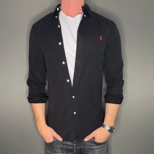 Ralph lauren skjorta - Hej säljer nu min fina Ralph lauren skjorta i storlek S. Den är i nyskick och kommer vara otroligt snygg på sommaren. Nypris cirka 1600kr! Vi kommer att sälja liknande produkter nu i sommar så glöm inte följa profilen!🌊🍾