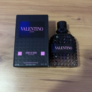 Parfym Valentino intense born in roma - Hela flaskan finns kvar om ni vill bara testa den så är de ba att skriva.