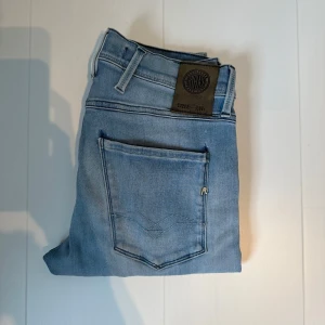 Replay anbass jeans  - Replay anbass jeans | storlek 28/32 | skick 10/10 | fraktar via PostNord eller Instabox på köparens bekostnad | hör av dig vid funderingar 