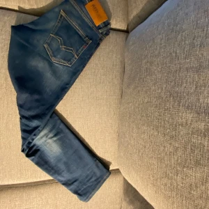 Replay Grover jeans blå straight fit 29/32 - Tjena! Säljer nu mina riktigt snygga Replay Grover jeans på grund av att dom har blivit för små för att passa mig. Jeansen är i riktigt bra skick utan större tecken på användning. Finns inga defekter förutom ett millimeterlitet hål på låret. Skriv till mig för svar eller frågor! 