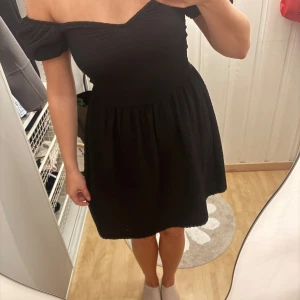 Klänning - Använd 1 gång 