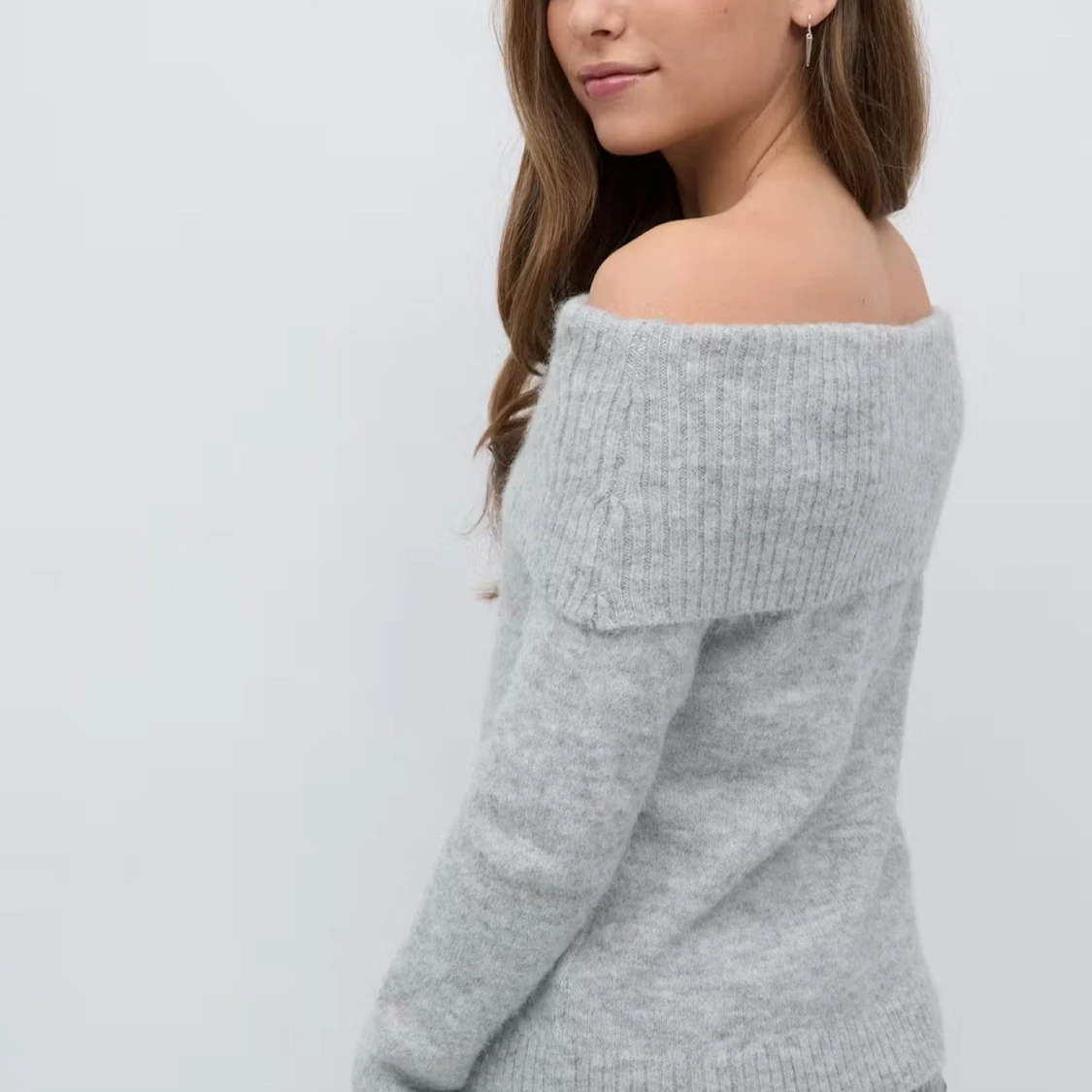 Ljusgrå offshoulder stickad tröja - 1