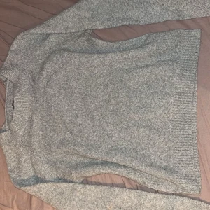 Grå/Grön Stickad Tröja från Vero Moda - Grå/Grön Stickad Tröja från Vero Moda. Storlek XS men känns större. Tröjan är i bra skick och använt 10+ gånger. Väldigt skön och väldigt mysig. 
