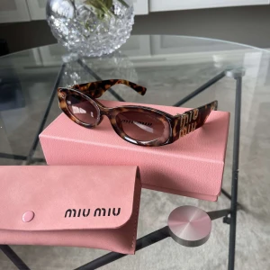 Miu Miu solglasögon - Nya och oanvända miu miu solglasögon i brun färg. Box och fodral medföljer