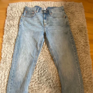 Ljusblå jeans  - Säljer ett par klassiska ljusblå jeans från lager 157 New Classic. De har raka ben, fem fickor och snygga kontrastsömmar. Perfekta för dig som gillar en enkel och tidlös look. Materialet är slitstarkt denim i bomull.