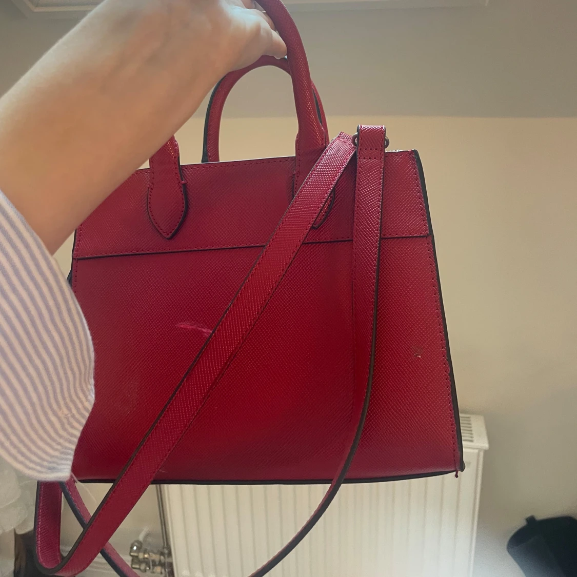 Röd handväska med axelrem - 1