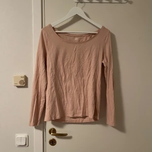 Beige långärmad topp från lager 157 - En basic beige långärmad topp från lager 157 i mjuk bomullsmix med lite stretch. Enkel och clean design med rund halsringning, perfekt att styla med jeans eller kjol. Skön passform och passar året runt. Katt finns i hemmet 